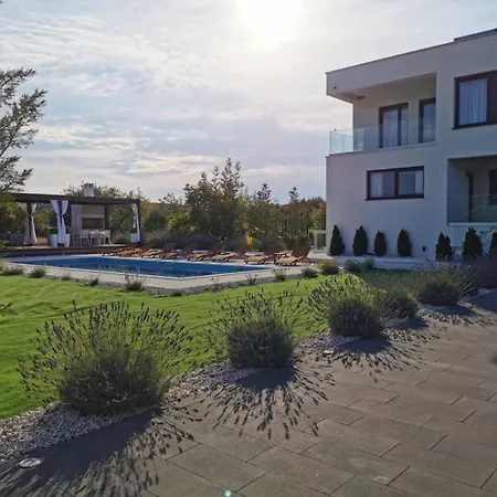 Luxury Reina Винишче